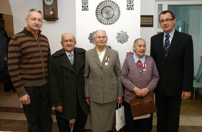 dsc05736.jpg - Od lewej: Zdzisław Parzych - Komendant Gminny OSP; Stanisław Staśkiewicz, Marianna Staśkiewicz, Czesława Bieńkowska oraz Wójt Dariusz Łukaszewski